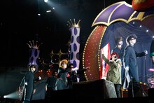 小競り合いするニセ氣志團とSHOWA NO OWARI。（撮影：山内洋枝）