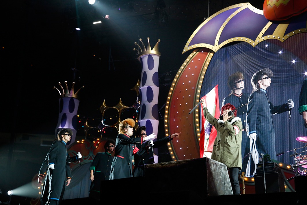 小競り合いするニセ氣志團とSHOWA NO OWARI。（撮影：山内洋枝）