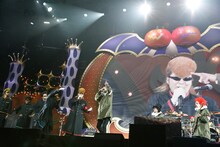 小競り合いするニセ氣志團とSHOWA NO OWARI。（撮影：山内洋枝）