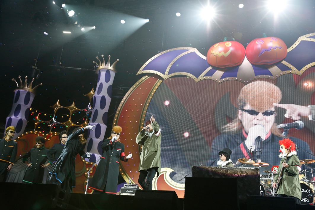 小競り合いするニセ氣志團とSHOWA NO OWARI。（撮影：山内洋枝）