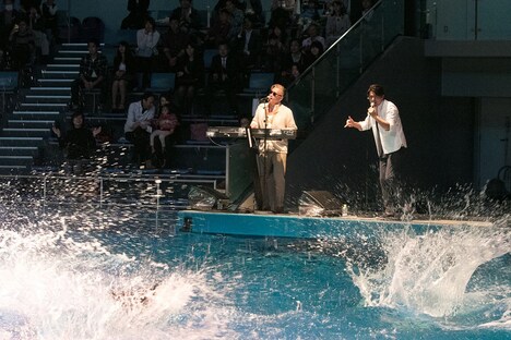 「AQUA PARK × Skoop On Somebody Special Dolphins Performance」の様子。