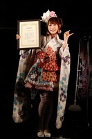 「中野ブロードウェイ50周年名誉館長」に任命されたしょこたん。（提供：ソニー・ミュージックレーベルズ）