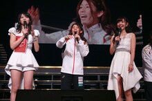 左から矢島舞美、吉田沙保里選手、鈴木愛理。（提供：アップフロント）
