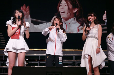 左から矢島舞美、吉田沙保里選手、鈴木愛理。（提供：アップフロント）