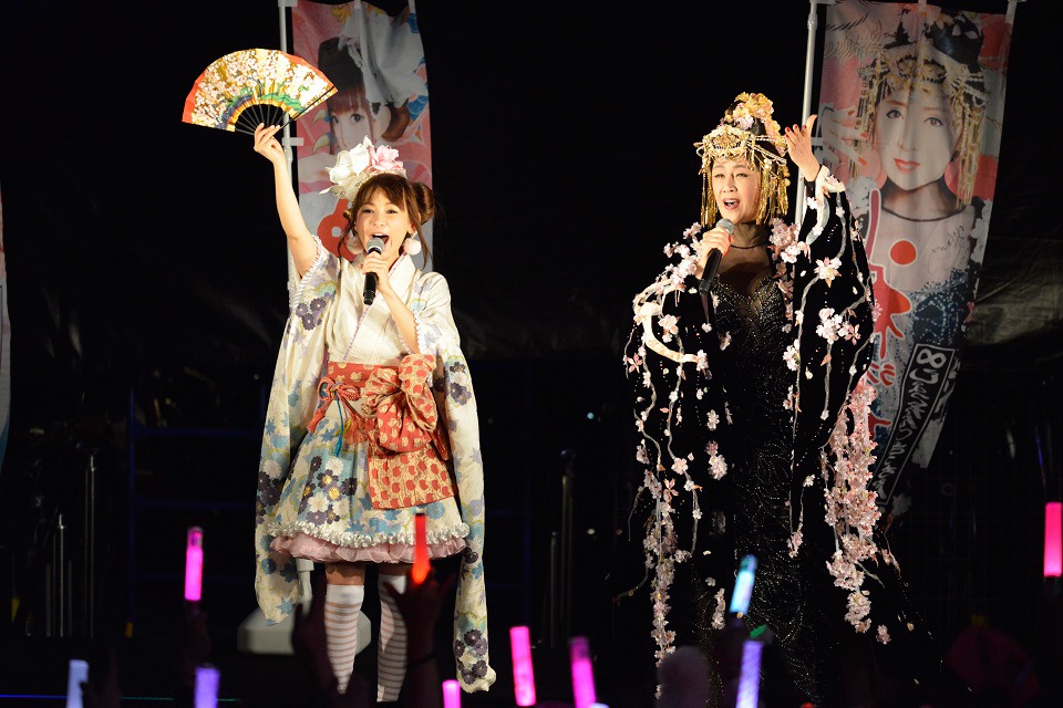 しょこたん▼さっちゃん「中野文化祭2015～世界が中野に恋をする～」スペシャルライブの様子。（提供：ソニー・ミュージックレーベルズ）