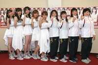 左から中島早貴、鈴木愛理、矢島舞美、萩原舞、岡井千聖、吉田沙保里選手、登坂絵莉選手、川井梨紗子選手、土性沙羅選手。