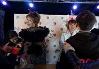 シングル「無限∞ブランノワール」特典会の様子。（提供：ソニー・ミュージックレーベルズ）