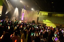 カスタマイZの2周年記念ワンマンの様子。（撮影：釘野孝宏）