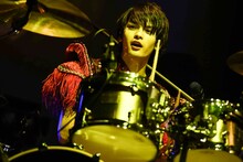 ドラム演奏を披露するGORO。（撮影：釘野孝宏）