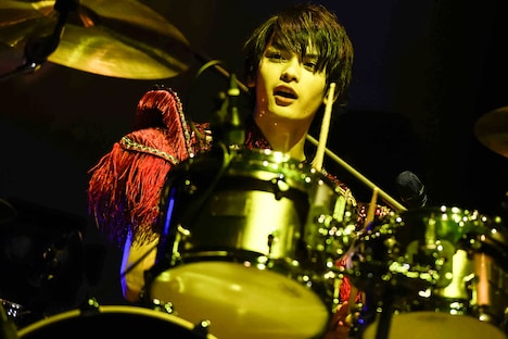 ドラム演奏を披露するGORO。（撮影：釘野孝宏）