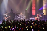 カスタマイZの2周年記念ワンマンの様子。（撮影：釘野孝宏）