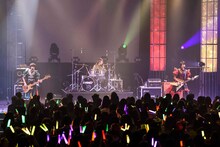 カスタマイZの2周年記念ワンマンの様子。（撮影：釘野孝宏）