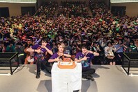 チームZと記念撮影するカスタマイZ。（撮影：釘野孝宏）