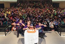 チームZと記念撮影するカスタマイZ。（撮影：釘野孝宏）