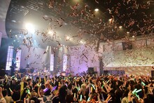 カスタマイZの2周年記念ワンマンの様子。（撮影：釘野孝宏）