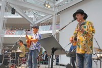 BEGINフリーライブの様子。（提供：テイチクエンタテインメント）