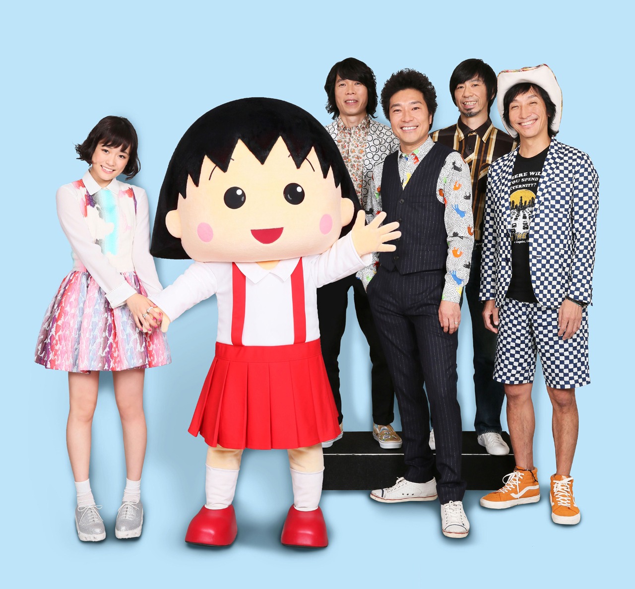 まる子（中央）を囲む大原櫻子（左）とウルフルズ（右）。(c)2015 SP / F.N.T.H.Y.FNS