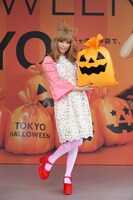 “カボチャのごみ袋”を持ったきゃりーぱみゅぱみゅ。（提供：ワーナーミュージック・ジャパン）