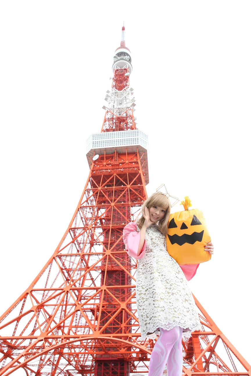 東京タワーの前に立つきゃりーぱみゅぱみゅ。（提供：ワーナーミュージック・ジャパン）