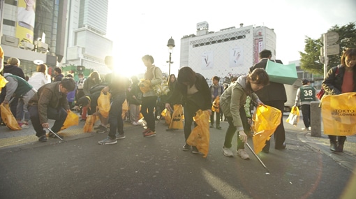 ゴミ拾いの様子。（提供：ワーナーミュージック・ジャパン）