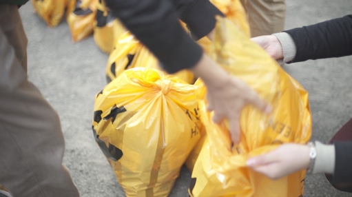 ゴミ拾いの様子。（提供：ワーナーミュージック・ジャパン）