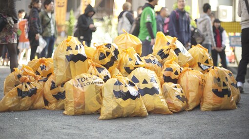 “カボチャのごみ袋”が集まった東京の街角。（提供：ワーナーミュージック・ジャパン）