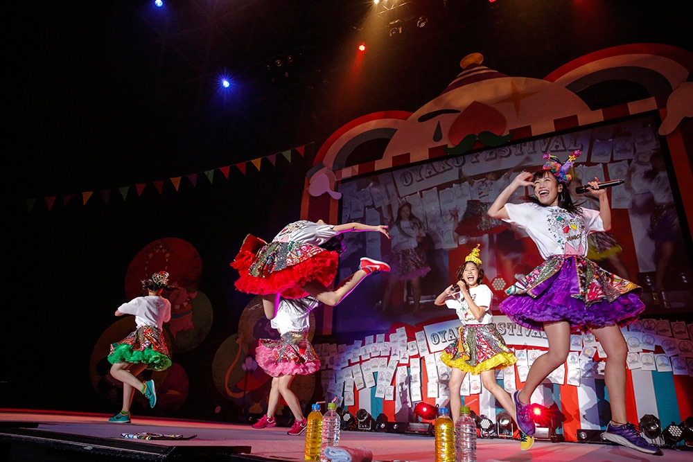 ももいろクローバーZ「佐々木彩夏演出 ももクロ親子祭り2015」の様子。（Photo by HAJIME KAMIIISAKA）