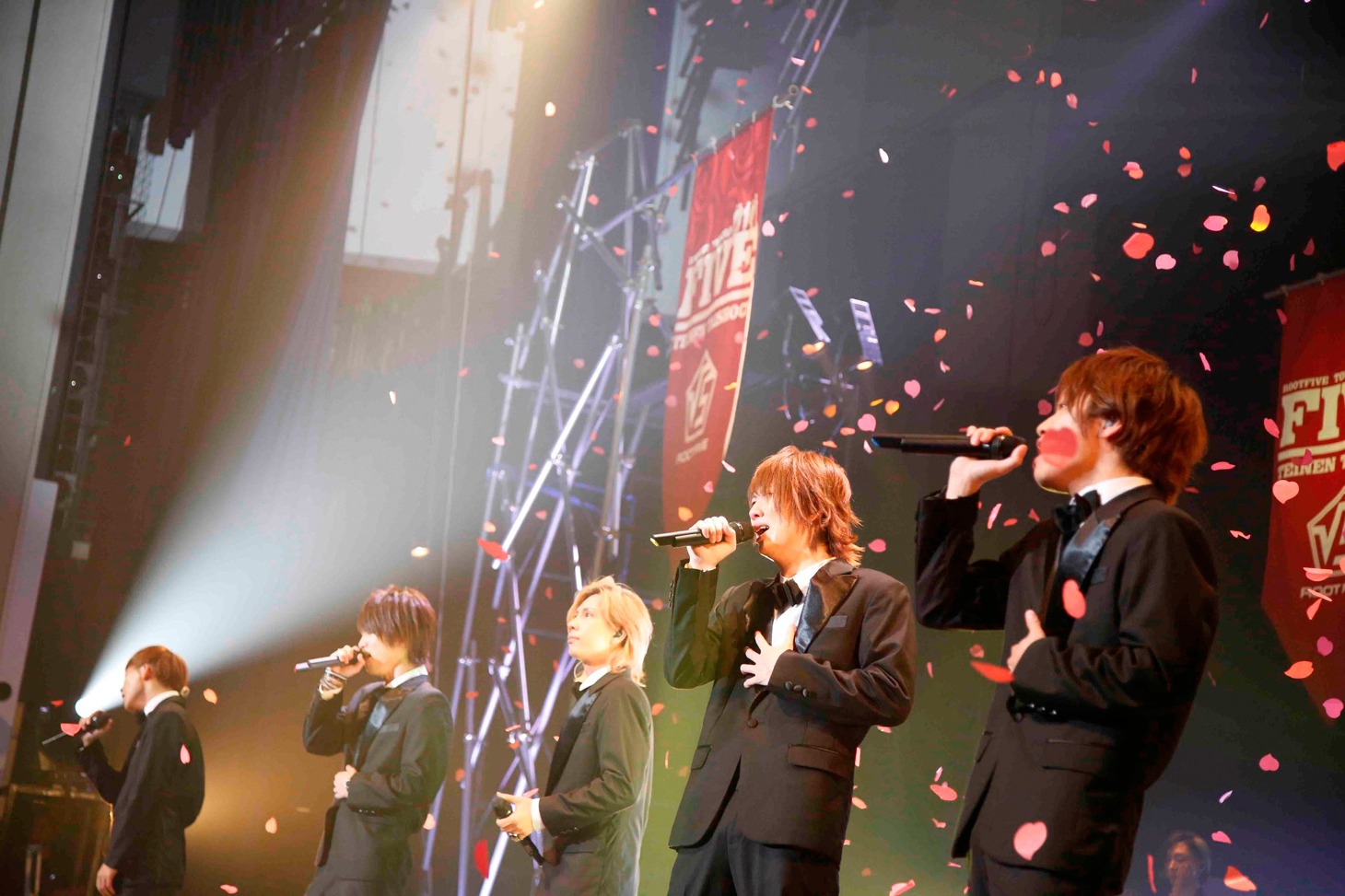 「ROOT FIVE TOUR 2015 "FIVE" ～定年退職～」の様子。