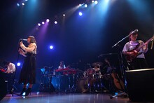 土岐麻子「TOKI ASAKO LIVE TOUR 2015 "Bittersweet"～子曰、四十而不惑。麻子曰、惑うなら今だし。～」最終公演の様子。（提供：エイベックス・グループ）