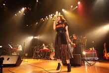 土岐麻子「TOKI ASAKO LIVE TOUR 2015 "Bittersweet"～子曰、四十而不惑。麻子曰、惑うなら今だし。～」最終公演の様子。（提供：エイベックス・グループ）