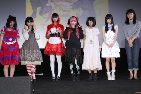 「『女の子よ死体と踊れ』“ハロウィン”ライブ付き初日舞台挨拶」の様子。