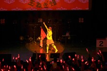 「来たれ！暁の同志」を歌う上坂すみれ。