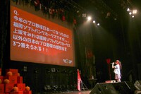 クイズを出題する上坂すみれ。