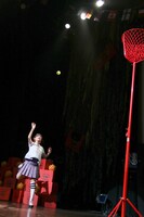 玉入れをする上坂すみれ。