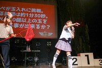 玉入れの玉を客席へと放り込む上坂すみれ。