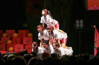 幕間、組み体操を披露するスペースクラフト声優部の面々。