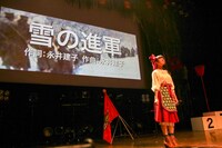 リクエストライブで軍歌「雪の進軍」を歌う上坂すみれ。