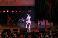 アンコールのステージに登場した上坂すみれ。