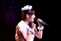 「げんし、女子は、たいようだった。」を歌う上坂すみれ。