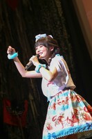 「げんし、女子は、たいようだった。」を歌う上坂すみれ。