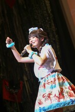 「げんし、女子は、たいようだった。」を歌う上坂すみれ。