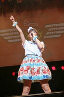 「Ура」を三唱する上坂すみれ。