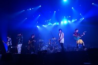 「UVERworld "15&10" Anniversary Tour」広島公演の様子。