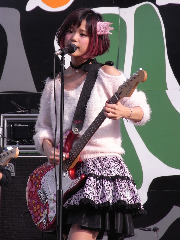 ハナエ 初の学祭ライブで10曲熱唱 音楽ナタリー