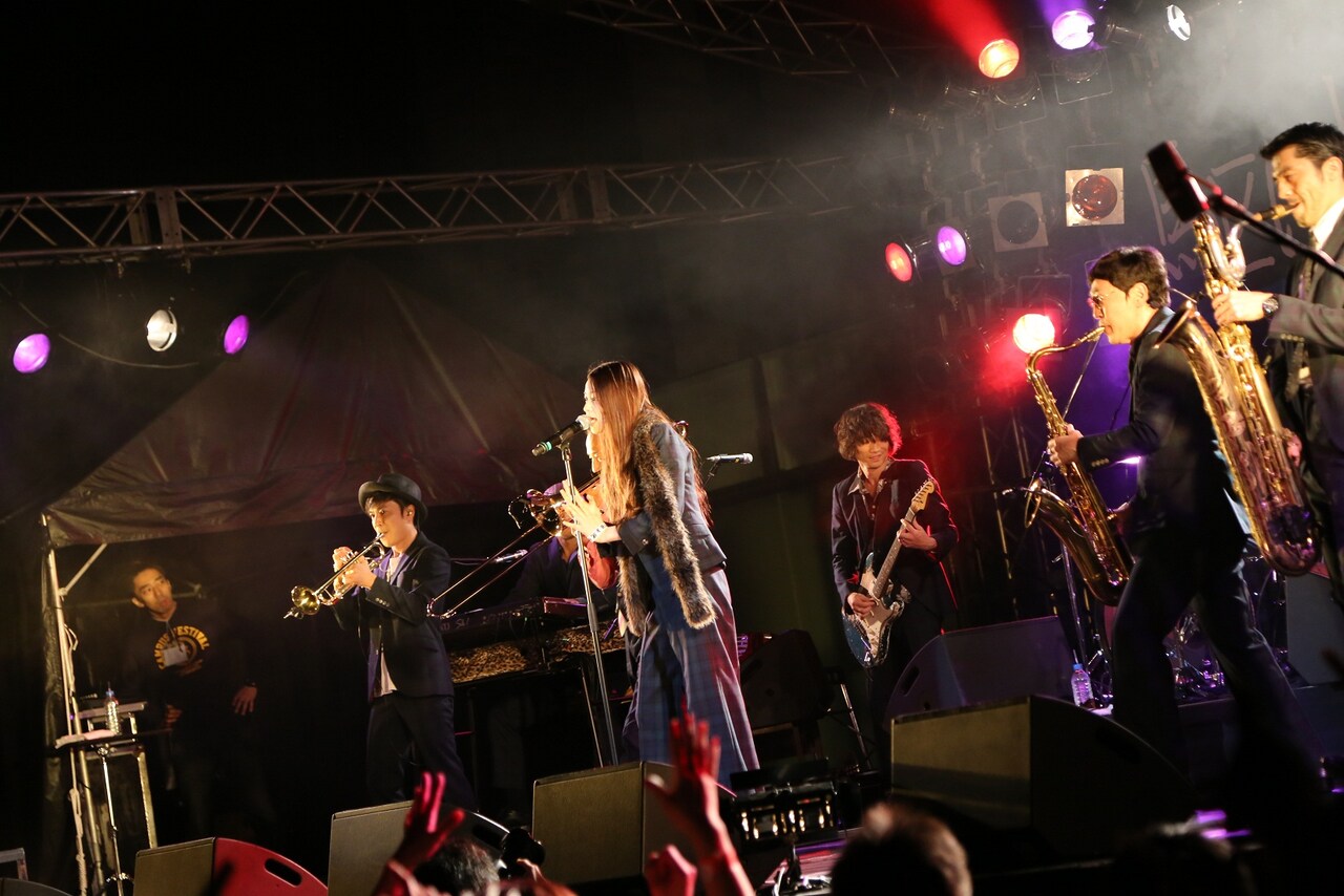 スカパラ、新作トレイラーで片平里菜と路上パフォーマンス