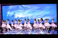 「今、話したい誰かがいる」を披露する乃木坂46。 (c)TBS