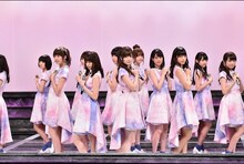 「今、話したい誰かがいる」を披露する乃木坂46。 (c)TBS