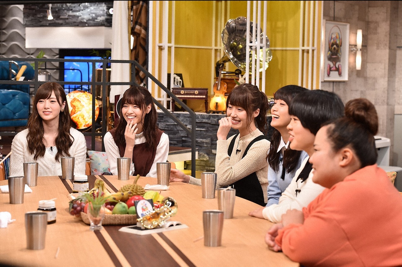 トークを繰り広げる乃木坂46の4人とおかずクラブ。 (c)TBS