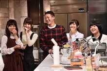 左から西野七瀬、衛藤美彩、高橋茂雄、指原莉乃、オカリナ（おかずクラブ）。 (c)TBS