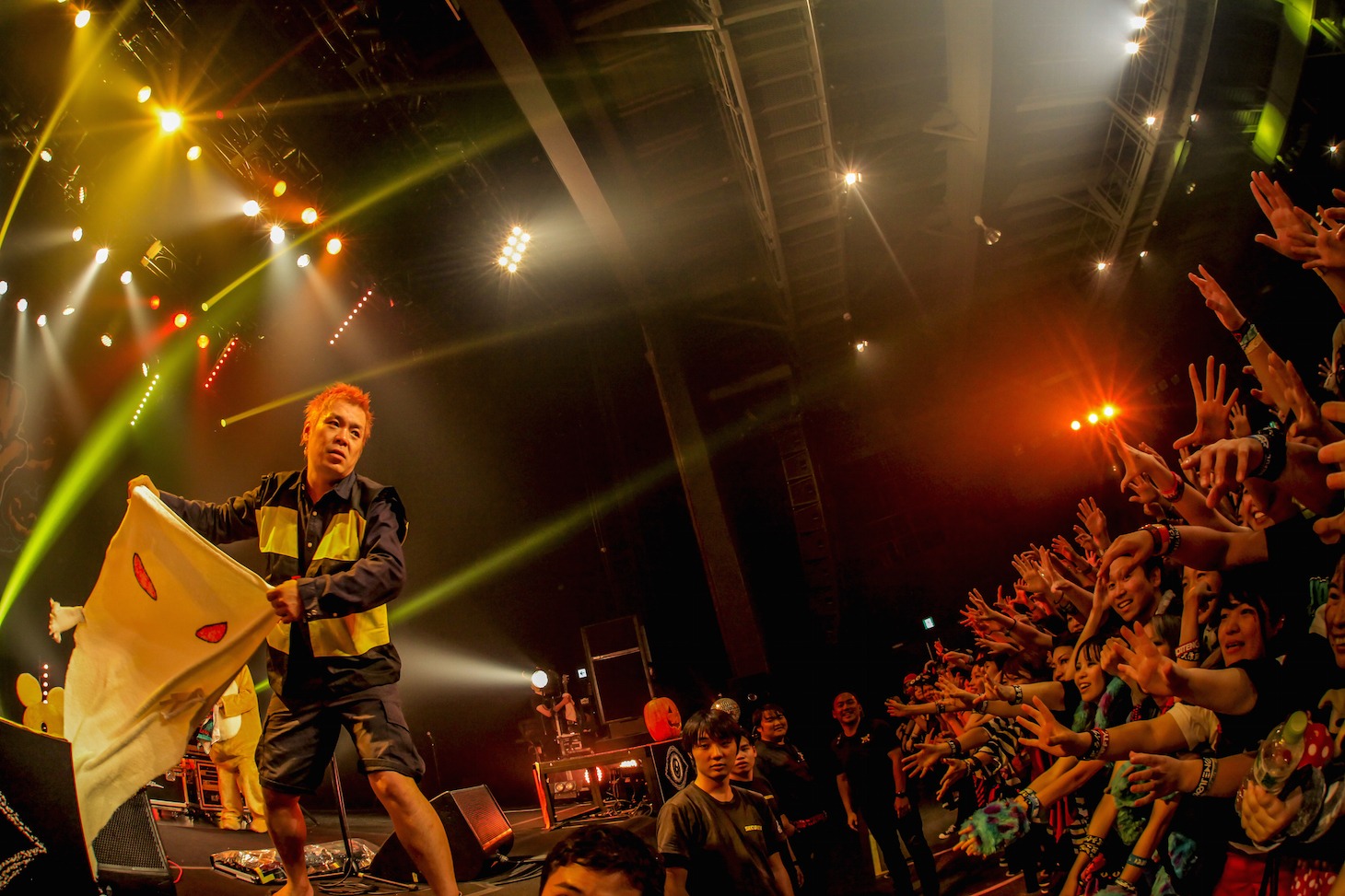 ROTTENGRAFFTY「Live Is Beautiful Tour 2015-2016」東京・豊洲PIT公演のアンコールの様子。（Photo by HayachiN）